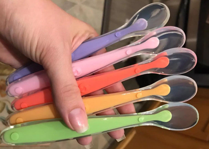 Modifique la cuchara de entrenamiento autoalimentadora colorida de la categoría alimenticia para requisitos particulares para el bebé de la primera fase