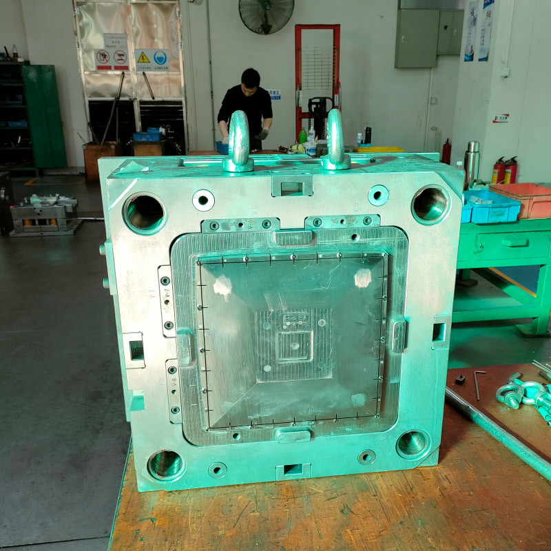 Moldeo a presión de la puerta submarina del OEM de Assab para el accesorio material de los plásticos del picosegundo